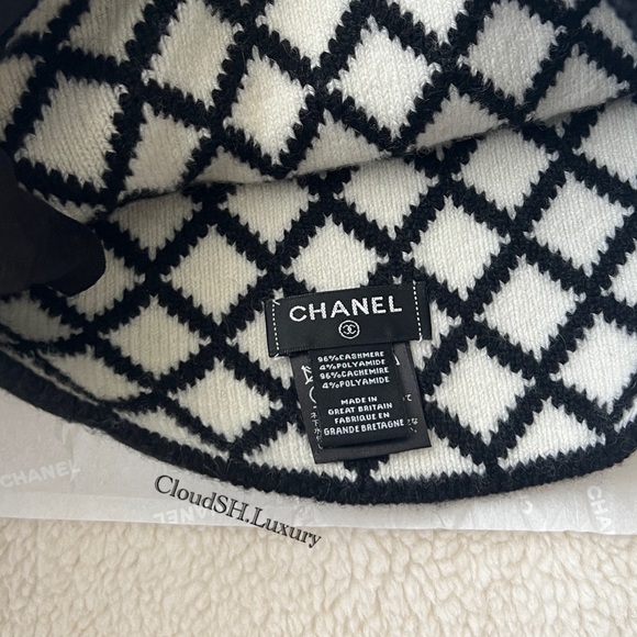 Auth Chanel CC Logo Quilted Black White Cashmere Beanie - Picture 5 of 8